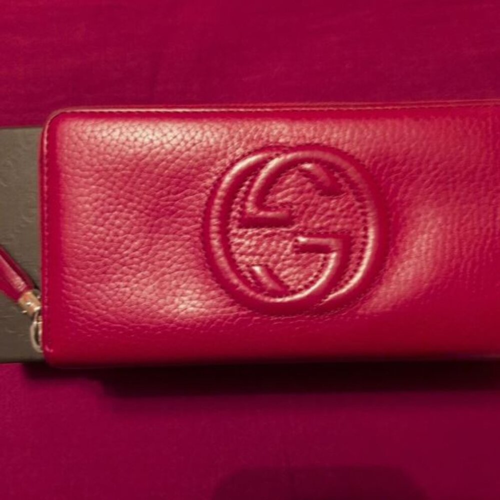 AUTHENTIC GUCCI SOHO ZIPPER WALLET IN EXQUISITE CRIMSON RED EUC